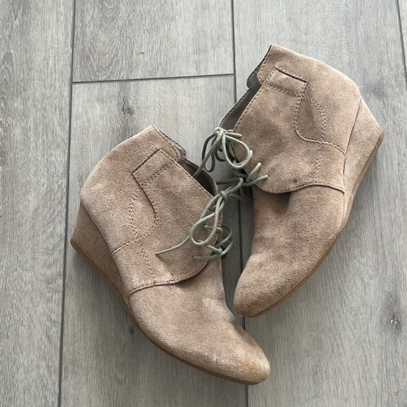 NINE West nude suede lace up wedge bootie size 8.5 - Picture 2 of 10